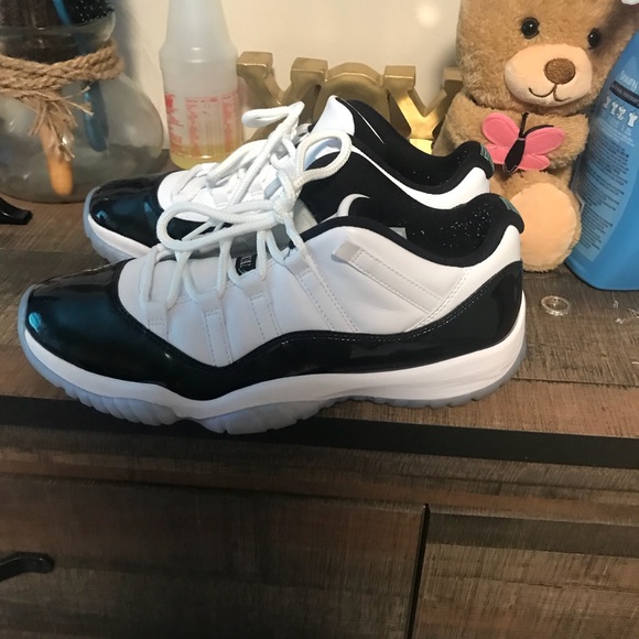 Air Jordan Retro 11 Low Emerald - Picture 2 of 5